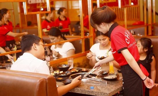 Giao tiếp trong nhà hàng cho du học sinh đi Nhật vừa học vừa làm