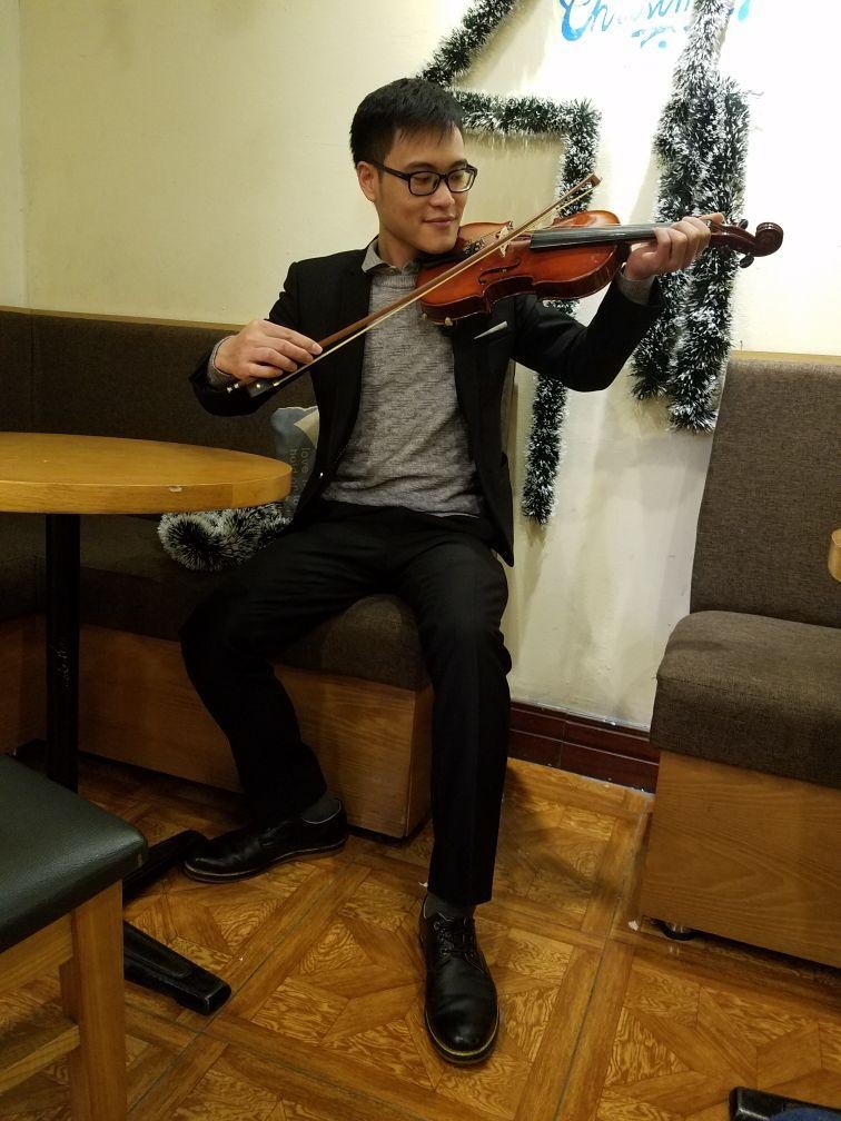 Thầy Phú có niền đam mê với âm nhạc