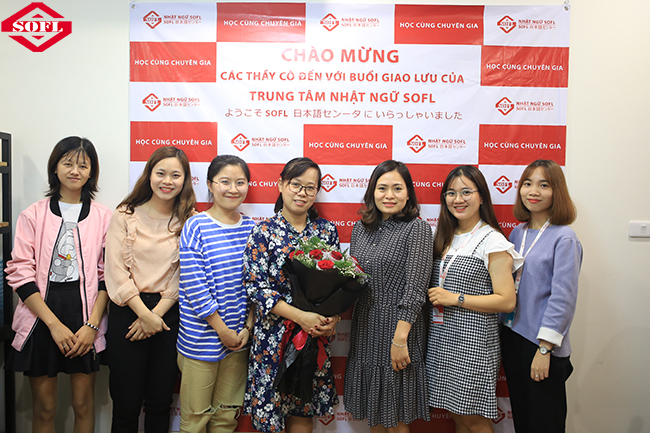 Chụp ảnh lưu niệm giữa thạc sĩ Trình Thảo với đội ngũ giáo viên SOFL